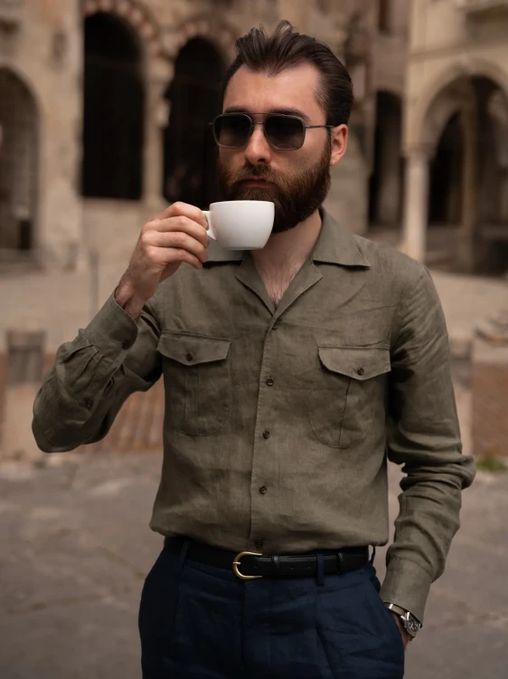 koszula-lniana-safari-oliwkowa-model-1.webp