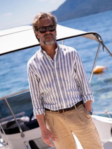 koszula-lniana-paski-button-down-bialo-oliwkowa-model-1.webp