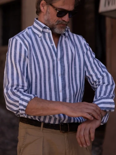 koszula-lniana-paski-button-down-bialo-granatowa-model-2.webp
