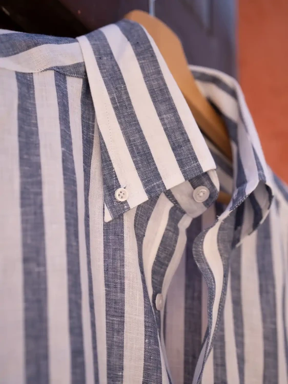 koszula-lniana-paski-button-down-bialo-granatowa-wieszak.webp