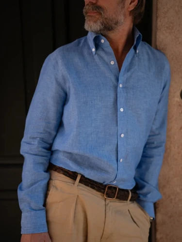 koszula-lniana-button-down-niebieska-model-2.webp