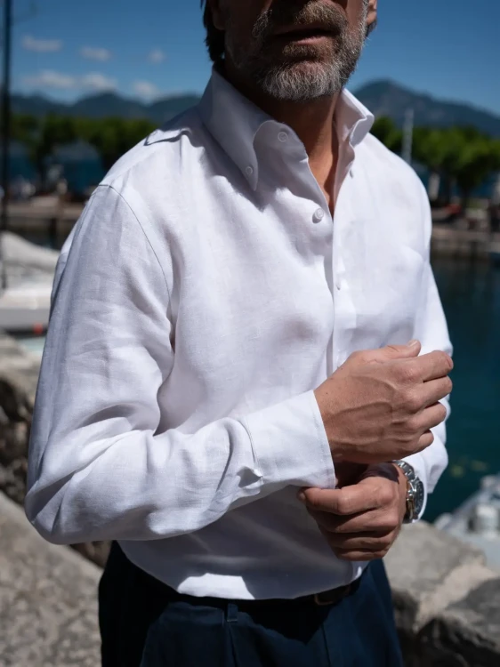 koszula-lniana-button-down-biala-model-3.webp